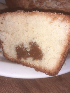 Una foto de Budín de Coco con corazón de dulce de Leche