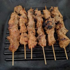 A picture of SATE AYAM (CHICKEN SATAY).