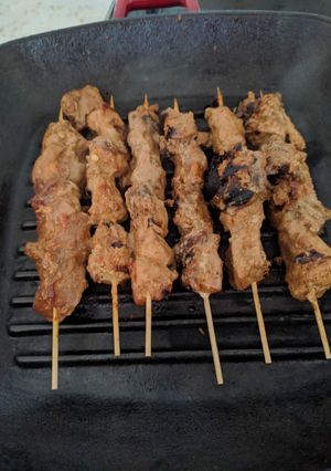 A picture of SATE AYAM (CHICKEN SATAY).