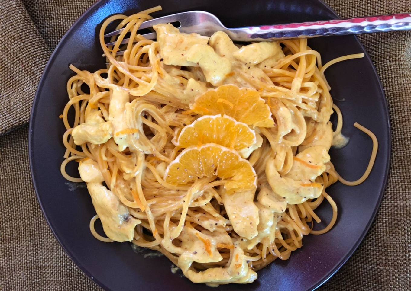 Spaghetti with chicken, curry and orange