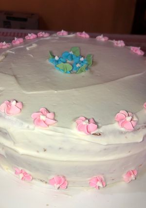 Una foto de Torta con bizcochuelo casero 😋😋
