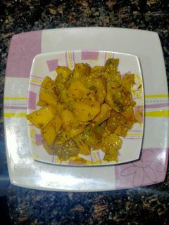 आलू और बैंगन की सब्जी (Aloo aur baingan ki sabzi recipe in Hindi) रेसिपी मुख्य फोटो