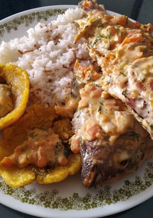 Una foto de Mojarritas fritsud 🐟 con cascos de plátano