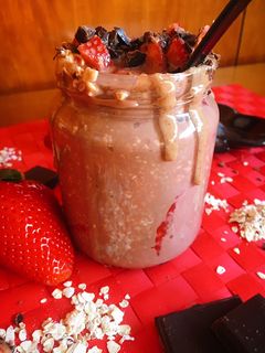 Una foto de Porridge frío de cacao y fresas