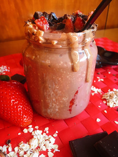 Una foto de Porridge frío de cacao y fresas