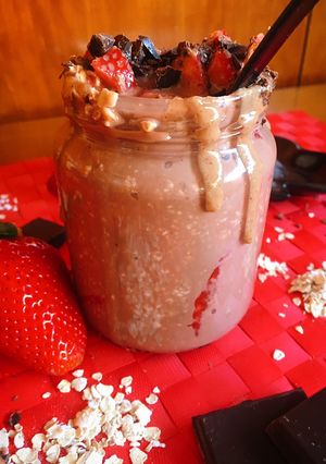 Foto principal de Porridge frío de cacao y fresas
