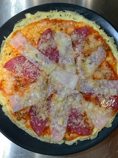 Una foto de Pizza de salami y pavo algo diferente