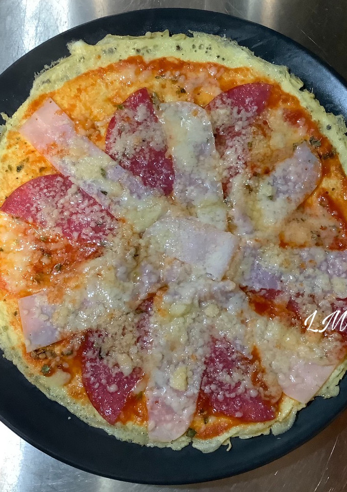 Una foto de Pizza de salami y pavo algo diferente