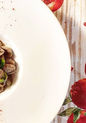 Foto di Orecchiette di Olve taggiasche con cime di rapa e polvere di peperone Crusco