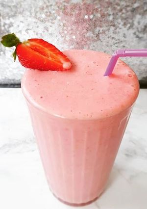 Une photo de Smoothie glacé a la fraise