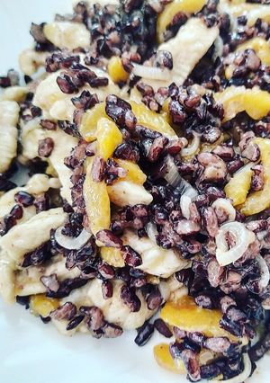 Foto di Riso venere con Pollo e Nespole caramellate
