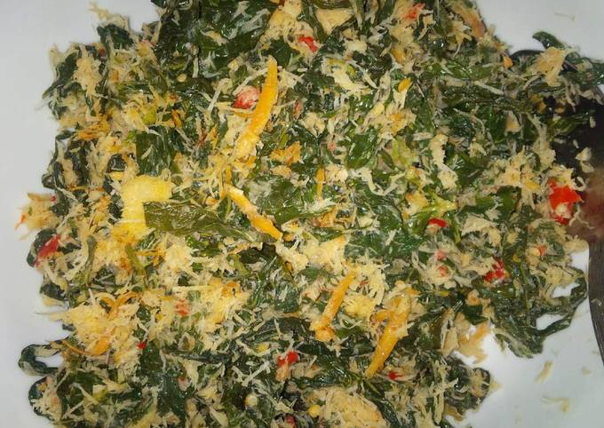 Cara Gampang Menyiapkan Daun Singkong kelapa parut (urab kering) yang Enak Banget