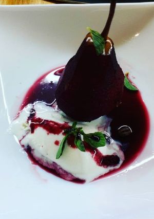 Una foto de Peras al Vino Con Gelato de Vainilla