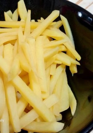 รูปของ มันฝรั่ง 🥔 ผัดซอสแม็กกี้ : เมนูสิ้นคิดที่เด็กติดใจ
