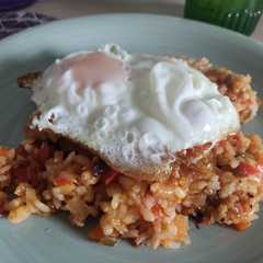 Una foto de Arroz con verduras y huevo frito