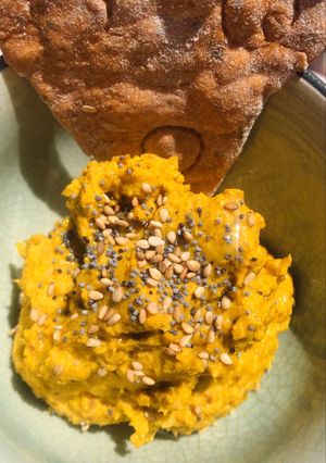 Una foto de Hummus dos sabores Cúrcuma/ Apio