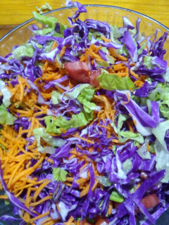 Una foto de Merluza al horno con ensalada mixta