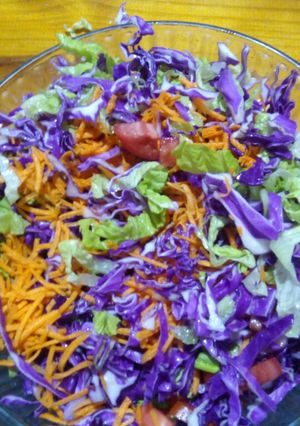 Una foto de Merluza al horno con ensalada mixta