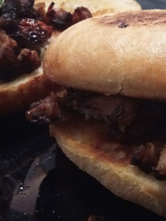 Una foto de Molletes de Pan de Cristal con Costillas de Cerdo a Baja Temperatura a la Barbacoa Maple Bourbon