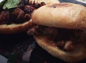 Foto principal de Molletes de Pan de Cristal con Costillas de Cerdo a Baja Temperatura a la Barbacoa Maple Bourbon