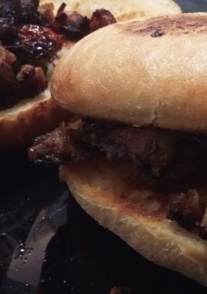 Una foto de Molletes de Pan de Cristal con Costillas de Cerdo a Baja Temperatura a la Barbacoa Maple Bourbon