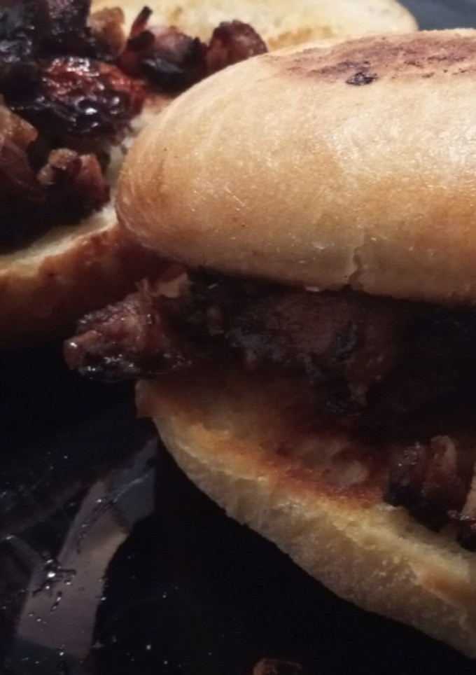 Una foto de Molletes de Pan de Cristal con Costillas de Cerdo a Baja Temperatura a la Barbacoa Maple Bourbon