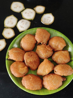 வாழைக்காய் பஜ்ஜி (Raw Banana bajji recipe in tamil) செய்முறை முக்கிய புகைப்படம்