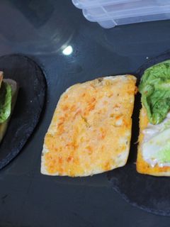 Una foto de Panecillo cuadrado con lomo y lechuga