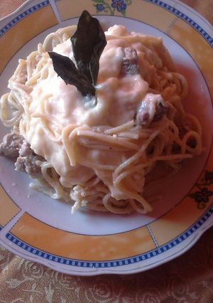 Una foto de Spaghettis a la bechamel