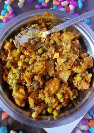 फूल गोभी की मिक्स सब्जी(Phool gobhi ki mix sabzi recipe in Hindi) रेसिपी मुख्य फोटो