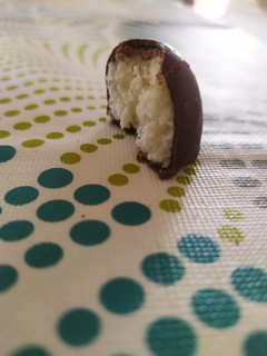 Una foto de Bolitas de coco con chocolate