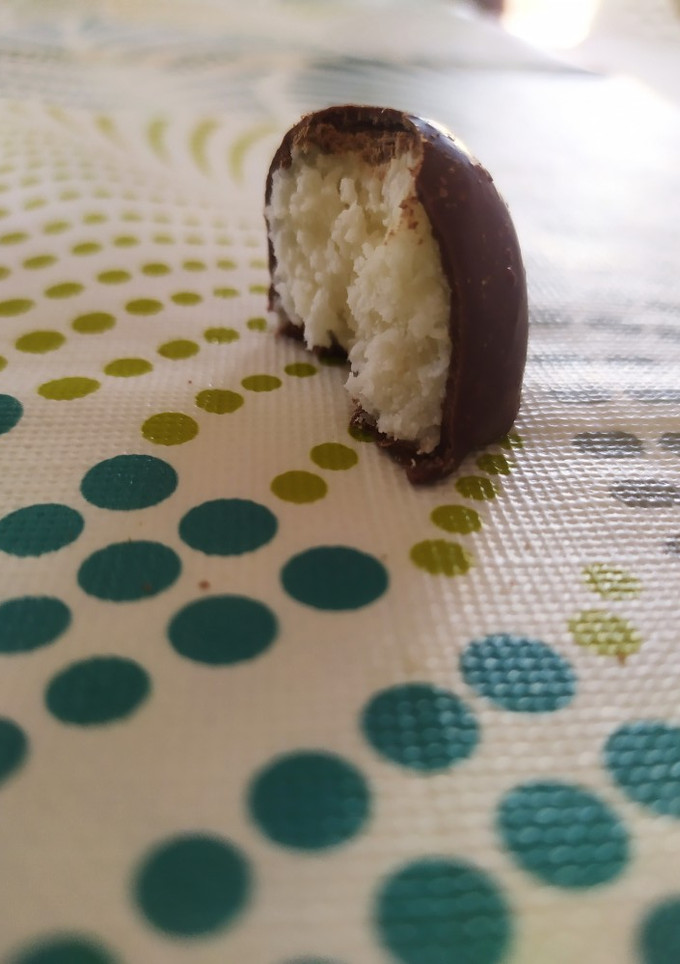 Una foto de Bolitas de coco con chocolate