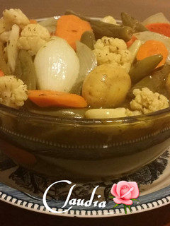 Una foto de Verduras en escabeche🌹