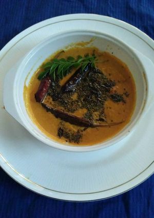 A picture of Onion tomato chutney.