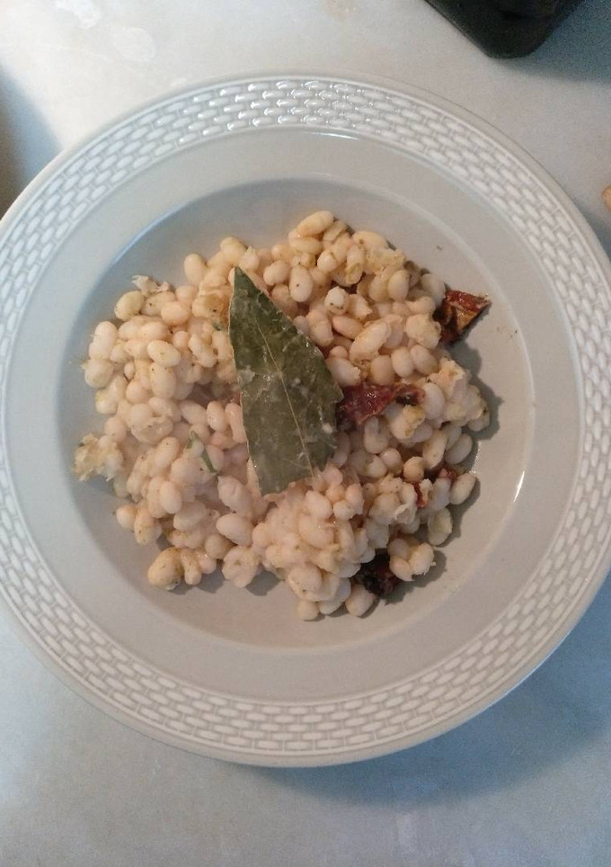 Una foto de Alubias blancas con tomate seco, limón y comino