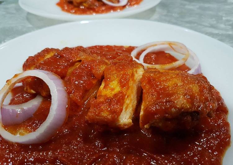 Recipe of Favorite Fried Chicken in Spicy Tomato (Ayam Goreng Masak Merah)