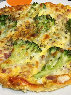 Una foto de Pizza de brócoli y jamón serrano