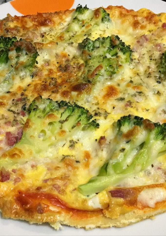 Una foto de Pizza de brócoli y jamón serrano
