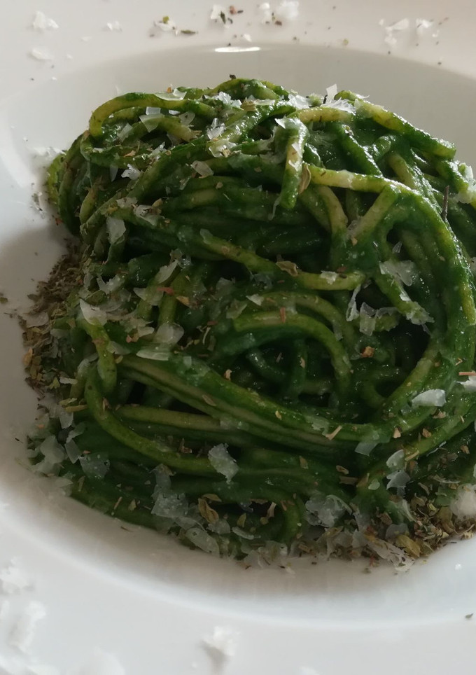 Una foto de Espaguetis con salsa de espinacas