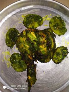ग्रीन चिकन तंदूरी (green chicken tandoori recipe in marathi) रेसिपी चे मुख्य फोटो