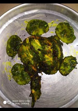 ग्रीन चिकन तंदूरी (green chicken tandoori recipe in marathi) रेसिपी चे मुख्य फोटो 