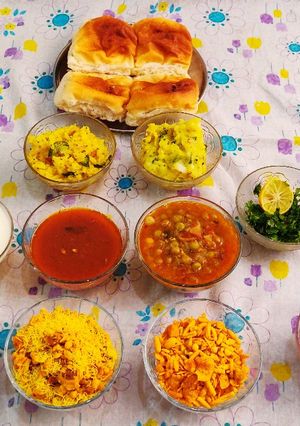 मिसळ पाव (misal pav recipe in marathi) रेसिपी चे मुख्य फोटो 