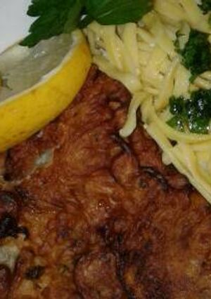 Una foto de Merluza a la marinera, con fideos con pesto