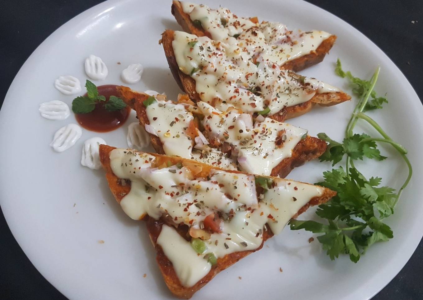 Bread Pizza on Tawa/Pan I Bread Pizza Easy 15 Minutes