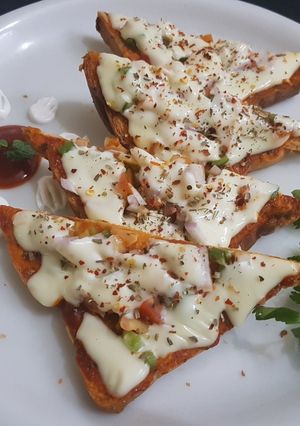 A picture of Bread Pizza on Tawa/Pan I Bread Pizza Easy 15 Minutes.