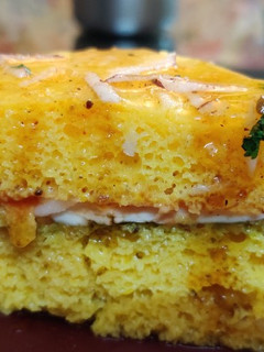 A picture of Paneer sandwich dokhla.