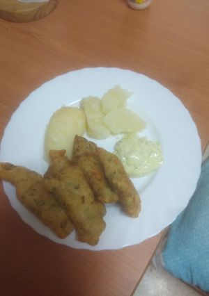 Una foto de Churros de pescado con papas sancochadas y alioli casero