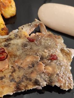Una foto de Gallo de San Pedro a la Plancha a la Bilbaína con Patatas Gajo y Mayonesa de Soja