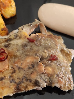 Una foto de Gallo de San Pedro a la Plancha a la Bilbaína con Patatas Gajo y Mayonesa de Soja