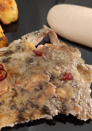 Una foto de Gallo de San Pedro a la Plancha a la Bilbaína con Patatas Gajo y Mayonesa de Soja